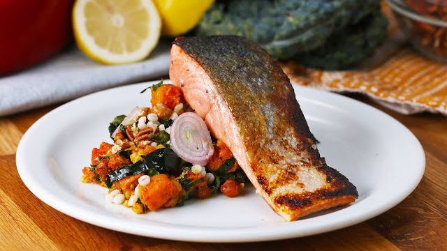 طرز تهیه ماهی سالمون با شیوه ای خاص به همراه سالاد سبزیجات